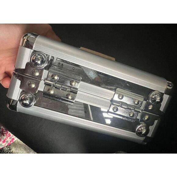 ⚡️SPRING CLEAN SALE⚡️ rare betty boop holographic metal bag with strap - Picture 2 of 9